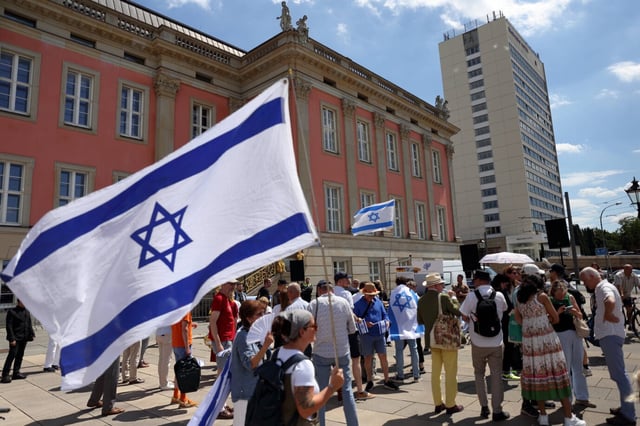 Fahne am Brandenburger Landtag: Für Leugner des Existenzrechts Israels soll es hier keine Einbürgerung mehr geben.
