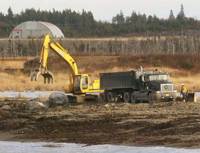 Workers repair the road leading to the Donkin coal mine in Donkin, N.S., on Monday Dec. 13, 2004. THE CANADIAN PRESS/Andrew Vaughan