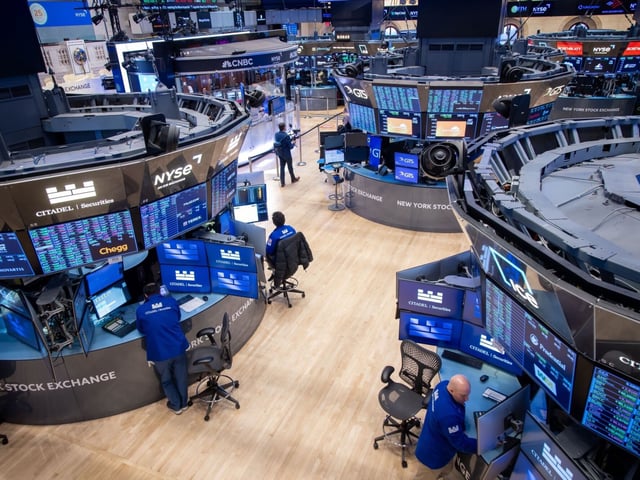 Traders work on the floor of the New York Stock Exchange (NYSE) in New York, US, on Thursday, April 17, 2025. US stocks traded steady, reversing gains from earlier in the day, as Wall Street traders weighed the latest earnings results and the impact of President Donald Trump’s tariffs on Corporate America. Photographer: Michael Nagle/Bloomberg