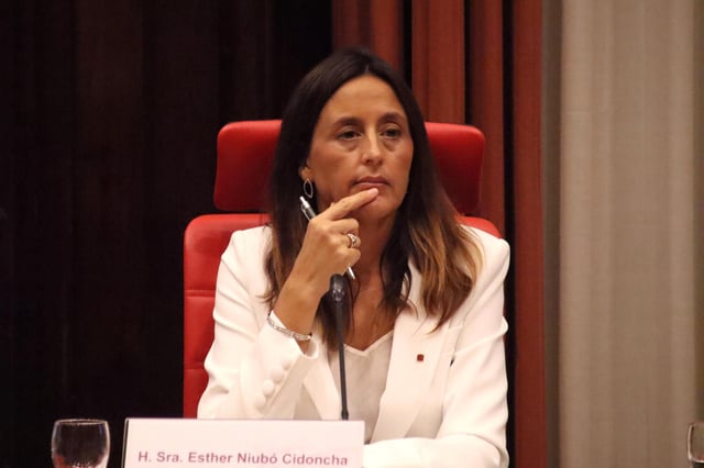 La consellera de Educació, Esther Niubó, este jueves en al Comisión de Educacióm en el Parlament.