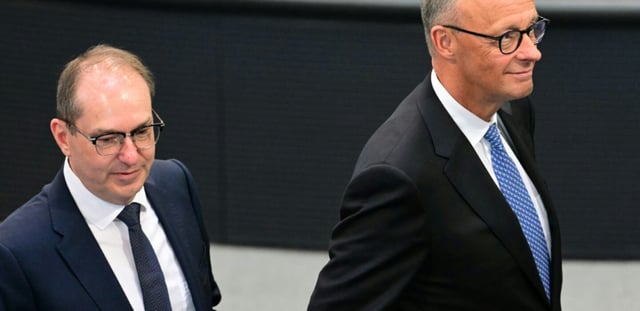 Le chancelier allemand Friedrich Merz (g) et son ministre de l'Intérieur Alexander Dobrindt, au Parlement à Berlin, le 6 mai 2025