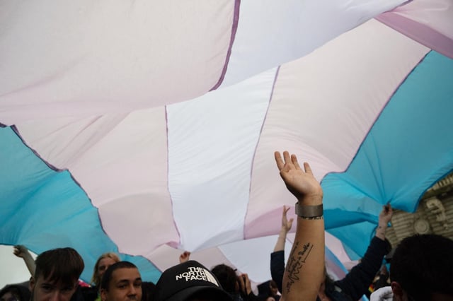 Dans le cadre de la Journée internationale contre l’homophobie et la transphobie, environ 500 personnes ont manifesté à Rennes (France) vendredi 17 mai 2024 contre la transphobie.