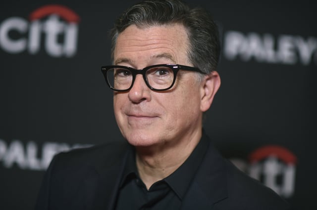 Stephen Colbert llega a una proyección de &#34;The Late Show with Stephen Colbert&#34;, durante el PaleyFest, el 21 de abril de 2024, en el Dolby Theatre de Los Ángeles.