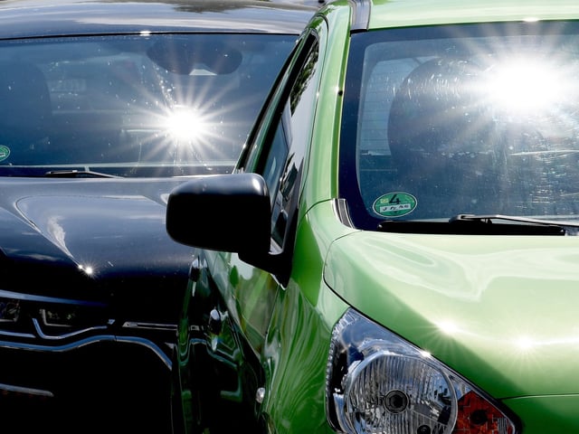 Kinder in überhitztem Auto zurückgelassen