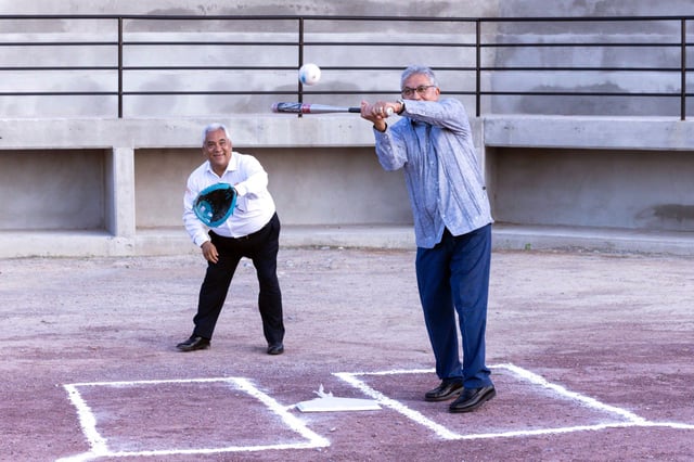 Alfonso Cepeda Salas, al bat, en su natal Coahuila, durante la reinauguración del Centro Deportivo para el Bienestar Docente.
