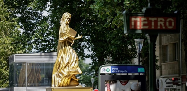 La statue dorée de l'avocate et militante féministe Gisèle Halimi est instalée Porte de la Chapelle à Paris le 18 juillet 2025