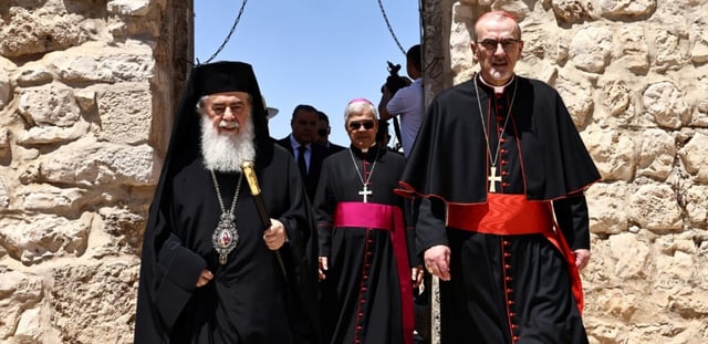 Le patriarche latin catholique de Jérusalem, Pierbattista Pizzaballa (D), et son homologue grec orthodoxe, Théophilos III (G), dans le village palestinien chrétien de Taybé en Cisjordanie occupée, le 14 juillet 2025