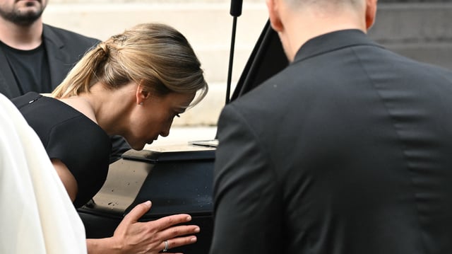 Audrey Crespo-Mara lors des obsèques de Thierry Ardisson à l’église Saint-Roch.