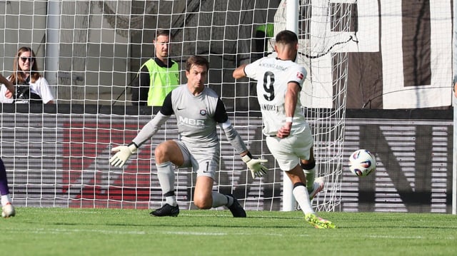 Ein Fußballspieler schießt auf ein Tor.
