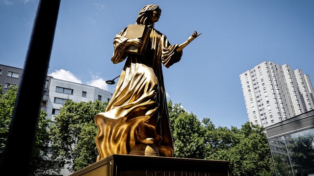La statue dorée de Gisèle Halimi est déjà installée rue de la Chapelle.