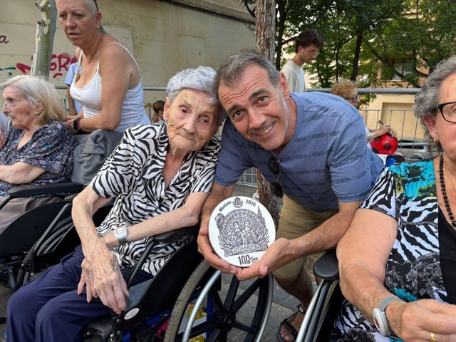 Vicente, con su madre Lola, ya con el plato de las santas en la cabalgata de la cerámica de Manises.