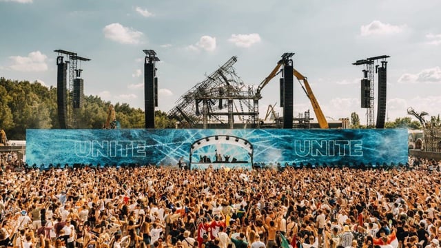 El festival abrió con una pancarta que indica \"unidos\", luego del desastre de hace dos días.
