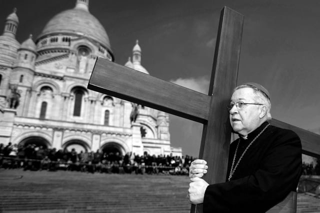 L'archevêque de Paris, André Vingt-Trois, devant la basilique du Sacré-Cœur à Montmartre en mars 2013.