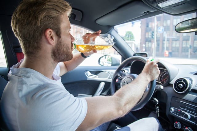 Die Versicherungsbranche fordert eine Ausweitung des Alkoholverbots für junge Fahrer um vier Jahre. (Symbolbild)