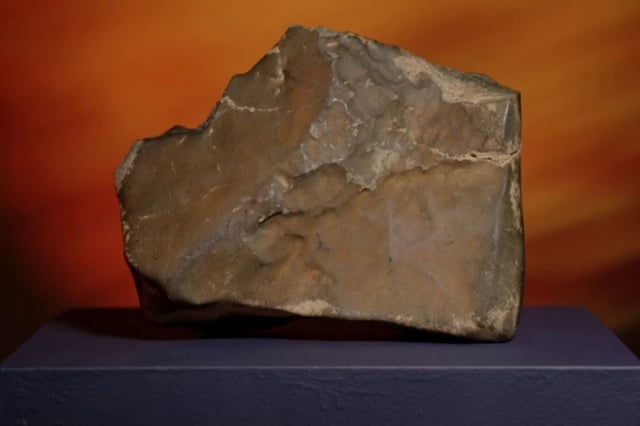El meteorito NWA 16788 fue subastado por Sotheby&#39;s el 16 de julio de 2025. Foto: Sotheby&#39;s, YouTube