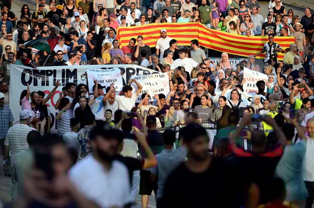 Unas 500 personas participan en una manifestación para condenar el incendio que calcinó el centro islámico del municipio