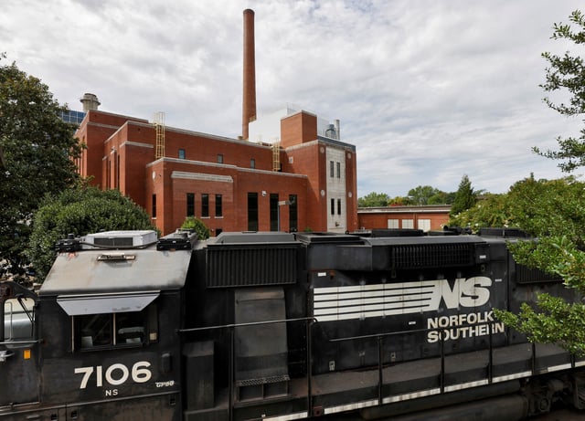 A Norfolk Southern train rests near the University of North Carolina's energy generation plant, after delivering coal to the facility, in Chapel Hill, North Carolina, U.S. August 11, 2022. REUTERS/Jonathan Drake/File Photo