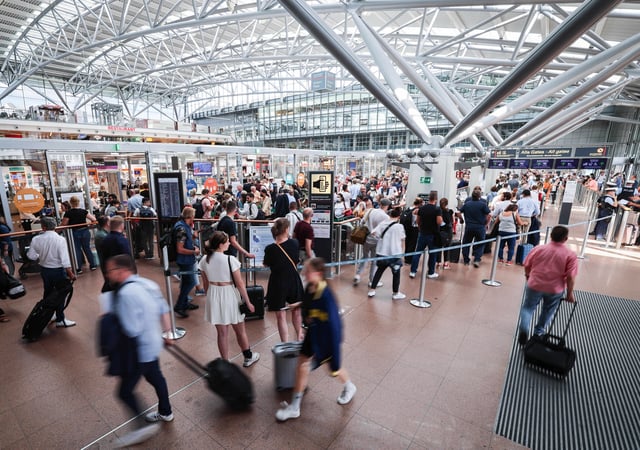 Reisende am Hamburger Flughafen (Archivbild)