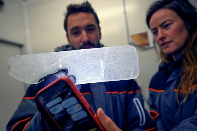 Des scientifiques examinent une carotte glaciaire antarctique dans un laboratoire à Bruxelles, le 15 juillet 2025 en Belgique