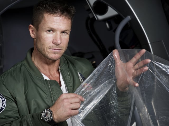 El paracaidista austriaco Felix Buamgartner en una foto de febrero de 2012 muestra el material del que está hecho un globo de helio ultradelgado que lo elevará hasta la estratósfera desde donde intentará dar un salto con el que pretende romper la barrera del sonido el martes 9 de octubre de 2012. (Foto AP/Red Bull Stratos, Joerg Mitter) eeuu Felix Baumgartner salto paracaidas record velocidad del sonido capsula red bull salto en paracaidas desde la estratosfera
