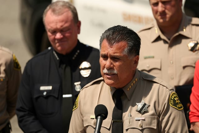 le shérif Robert Luna, lors d'une conférence de presse, après une explosion dans un centre d'entraînement du département du shérif du comté de Los Angeles, le 18 juillet 2025 en Californie