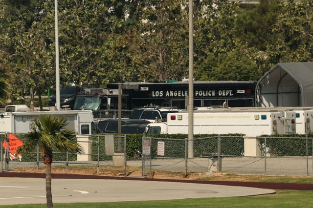 Un camion de déminage de la police de Los Angeles  près d'un centre d'entraînement du shérif de Los Angeles, où une explosion a eu lieu, le 18 juillet 2025 en Californie