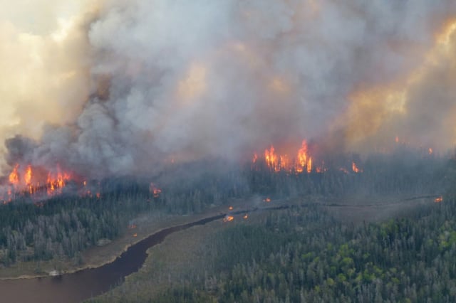 Vue aérienne, diffusée par le  gouvernement du Manitoba, de feux de forêt dans le parc provincial Nopiming, dans la région de Bird River, le 29 mai 2025 dans la province du Manitoba, au Canada
