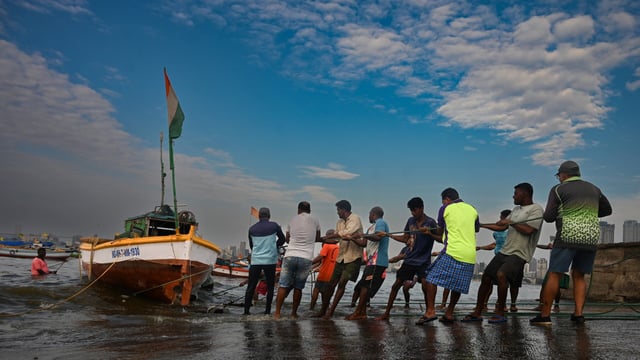 Fishermen removed their fishing boats from the Arabian Sea at Worli-Koliwada jetty after the state issued an alert for heavy rain and storms. Mumbai, India, May 21, 2025.