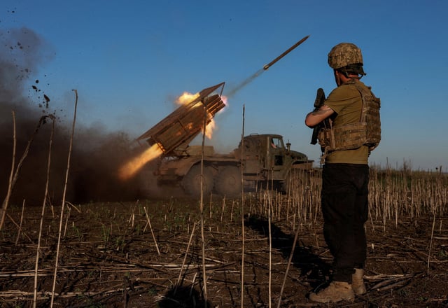 Ukrainian service members of the 25th Sicheslav Airborne Brigade fire a BM-21 Grad multiple rocket launch system towards Russian troops near the frontline town of Pokrovsk, amid Russia's attack on Ukraine, in Donetsk region, Ukraine April 19, 2025. REUTERS/Anatolii Stepanov/File Photo