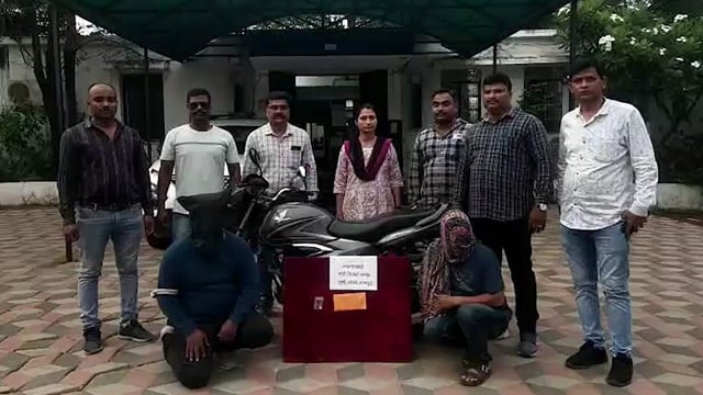 Nagpur Crime Branch officials with both accused and the items seized from their possession.