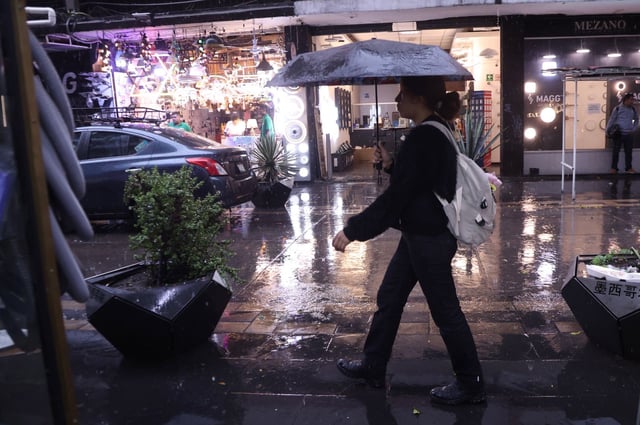 CIUDAD DE MÉXICO, 17JULIO2024. Una fuerte lluvia en calles del centro de la ciudad sorprendió a habitantes, esta tarde. FOTO: EDGAR NEGRETE LIRA/CUARTOSCURO.COM