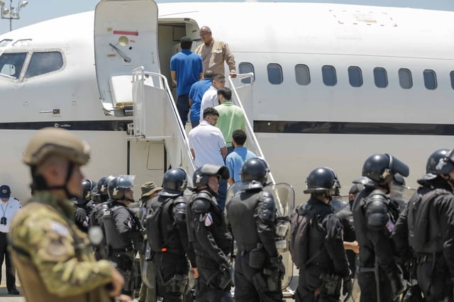 Los detenidos venezolanos abordan el avión desde San Salvador con destino a Caracas