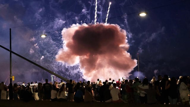 Rheinkirmes: Explosion des Feuerwerks am Boden