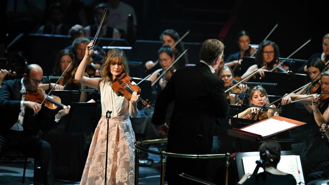 Lisa Batiashvili’s performance of Sibelius’s Violin Concerto was interrupted by a loud walkie-talkie that had been left on the stage
