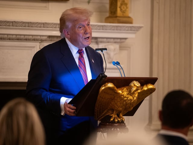 Washington (United States), 18/07/2025.- US President Donald Trump speaks during a dinner with Republican senators and other guests in the State Dining Room at the White House in Washington, DC, USA, 18 July 2025. EFE/EPA/FRANCIS CHUNG / POOL