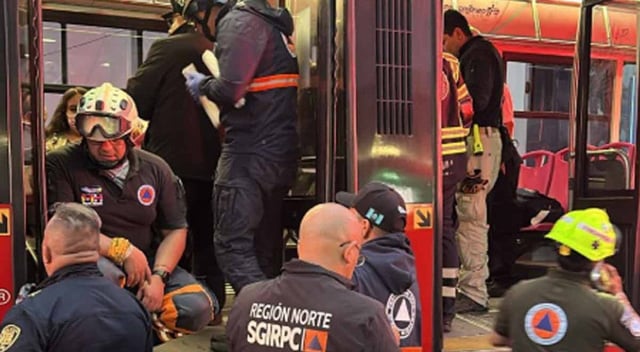 Choque entre Metrobús y vehículo particular deja varios lesionados en Miguel Hidalgo