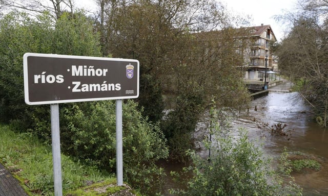 La confluencia de los ríos Miñor y Zamáns en el centro de Gondomar, desbordada.