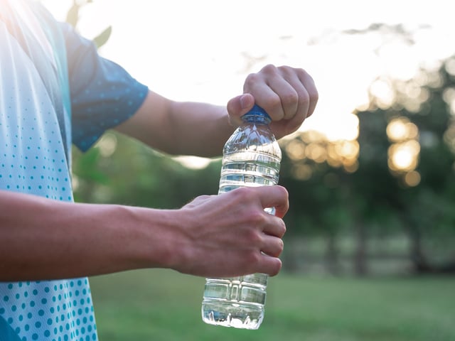 Eine Wasserflasche an einer Raststätte – für ein kleines Mineralwasser zahlte eine Familie in Österreich 6,25 Euro. (Symbolfoto)