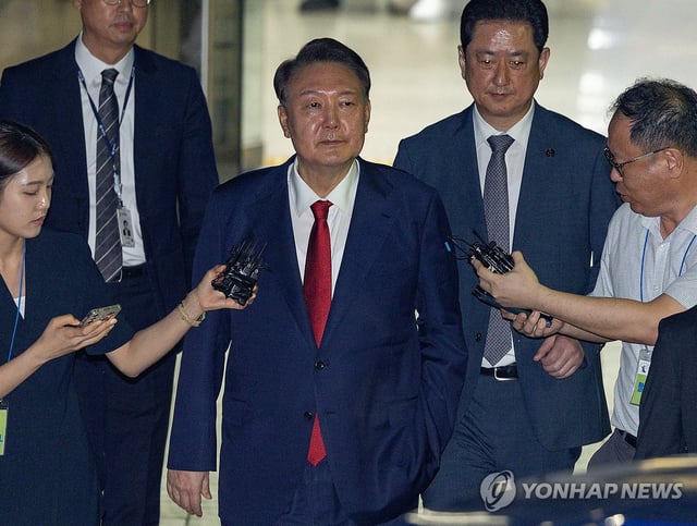Former President Yoon Suk Yeol (C) leaves the Seoul Central District Court in southern Seoul, in this file photo taken July 9, 2025. (Pool photo) (Yonhap)