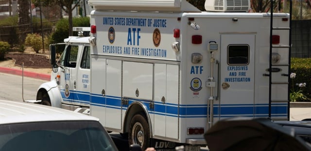 Un véhicule d'enquête sur les explosifs et les incendies du ministère de la Justice après une explosion dans un centre d'entraînement du département du shérif du comté de Los Angeles, le 18 juillet 2025 en Californie