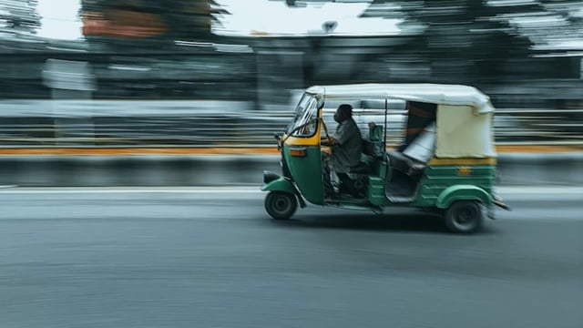 A Bengaluru resident shared how an auto driver scrolled Instagram mid-ride and even slowed down to view a celebrity's profile.