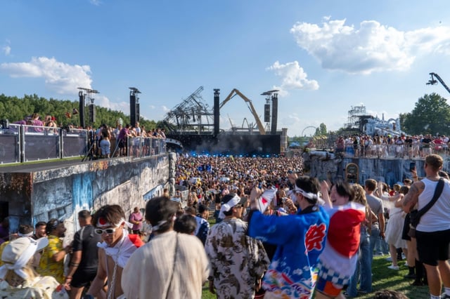 Nach dem Riesenbrand beim Tomorrowland in Belgien erschüttert nun ein Todesfall eines der größten Elektro-Festivals der Welt. Eine 35-jährige Kanadierin starb unter noch ungeklärten Umständen.