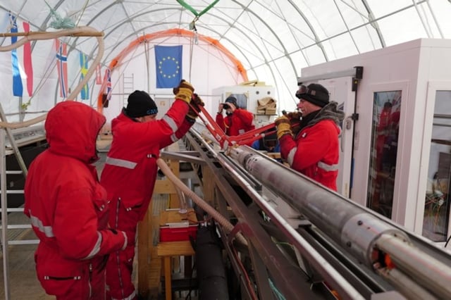 Les machines du projet «Beyond EPICA – Oldest Ice» se sont enfoncées un peu plus loin dans la glace jusqu’à atteindre 2800 mètres de profondeur lors de la dernière campagne entre fin 2024 et début 2025.