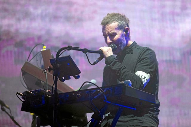 Robert Del Naja, membre de Massive Attack, arbore un brassard en soutien à la Palestine lors d'un concert à Bristol le 24 août 2024.
