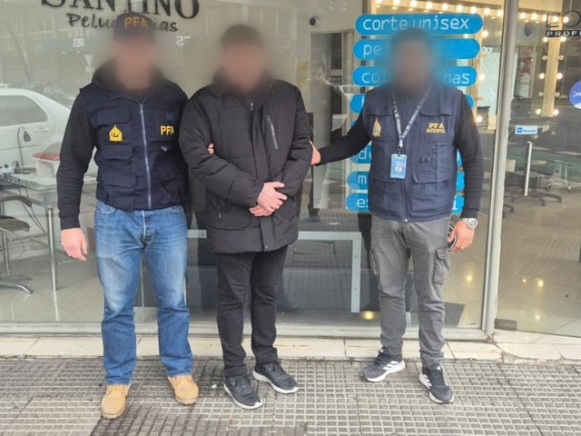 Agentes de la Dirección General de Cooperación Policial Internacional de la Policía Federal Argentina (PFA), detuvieron en la Ciudad de Buenos Aires a un hombre de nacionalidad paraguaya de 49 años, el cual poseía un pedido de captura internacional  por abuso sexual de menores.