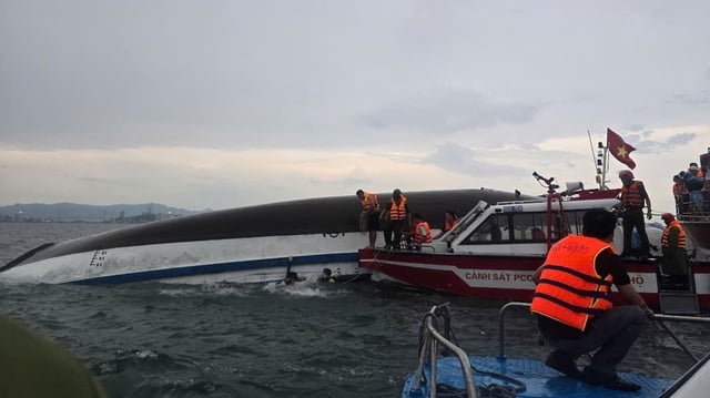 Ausflugsschiff in Vietnam gekentert