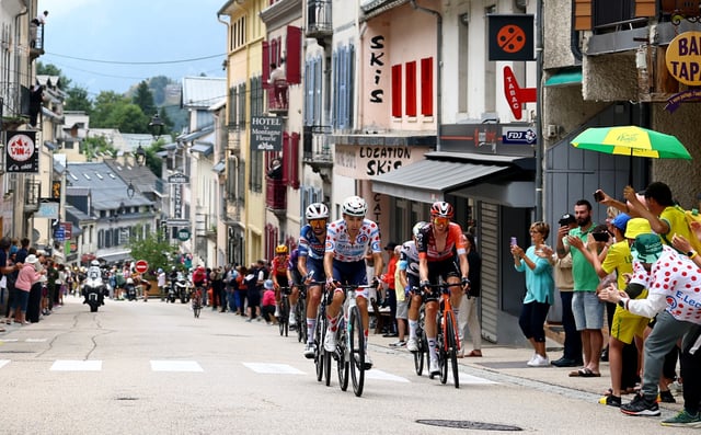 Cycling - Tour de France - Stage 14 - Pau to Superbagneres - Pau, France - July 19, 2025 Ineos Grenadiers' Thymen Arensman and Bahrain Victorious' Lenny Martinez and in action with riders during stage 14 REUTERS/Sarah Meyssonnier