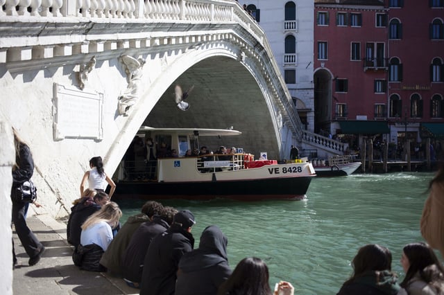 Ein Vaporetto – ein öffentliches Wassertaxi – fährt unter der Rialtobrücke in Venedig hindurch (Archivbild).