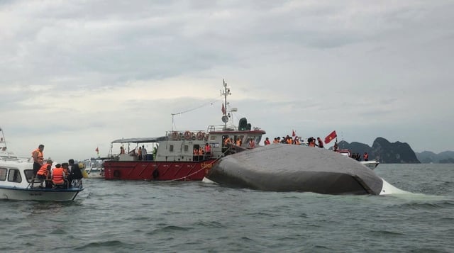 HANOI, July 19, 2025  Rescuers work at the capsizing site of a cruise ship in Ha Long Bay, northern Vietnam's Quang Ninh province, July 19, 2025. At least three people have been confirmed dead and 10 others rescued after a cruise ship capsized in Ha Long Bay, northern Vietnam's Quang Ninh province, on Saturday afternoon, due to strong wind and rough sea, Vietnam News Agency reported. (VNA/Handout via Xinhua) (Credit Image: © Hu Jiali/Xinhua via ZUMA Press)
