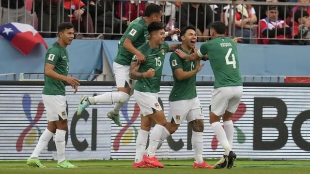 
         Jugadores de Bolivia celebran un gol durante las eliminatorias sudamericanas para el Mundial de 2026. Dos de ellos dieron positivo por doping.